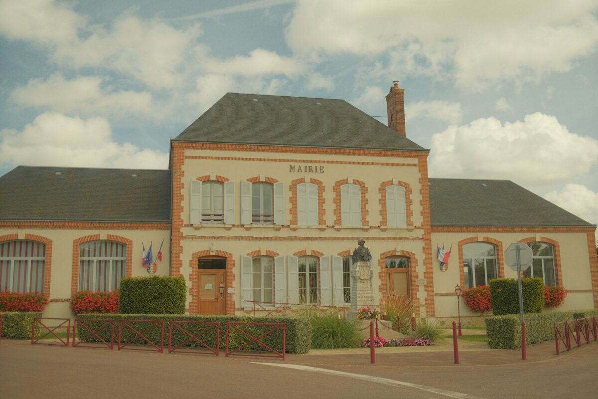 Après les violences du 17 octobre, les maires rassemblent les habitants devant les mairies